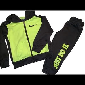 Boys size 2T Nike matching set of pants and zippered jacket.